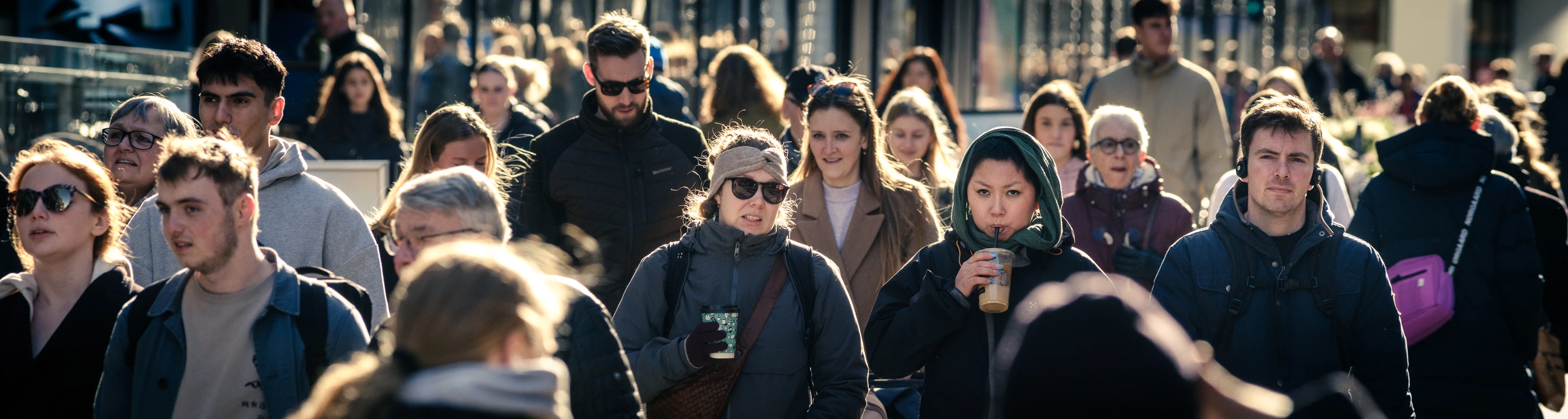 Adskillige personer går mod kameraet